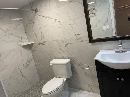 默特尔比奇Ocean 5 Hotel的浴室配有白色卫生间和盥洗盆。
