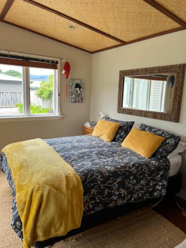 OtakiSundari Retreat的一间卧室设有一张床和两个窗户。
