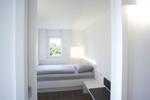 梅尔斯堡Ferienwohnungen Stella Regia Stella Regia 1的一间小卧室,配有床和窗户