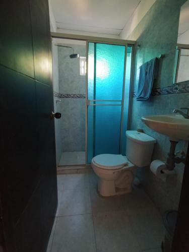 里奥阿查Apartamento #3 completo en excelente ubicación的浴室配有卫生间、淋浴和盥洗盆。