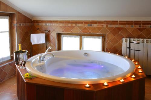 奥利特埃尔朱格拉酒店的浴室内设有带灯的大浴缸