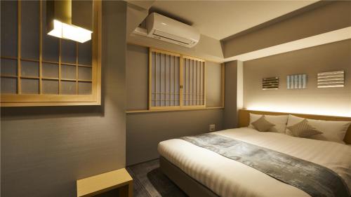 京都KYOTO GION HOTEL的卧室配有一张床和空调