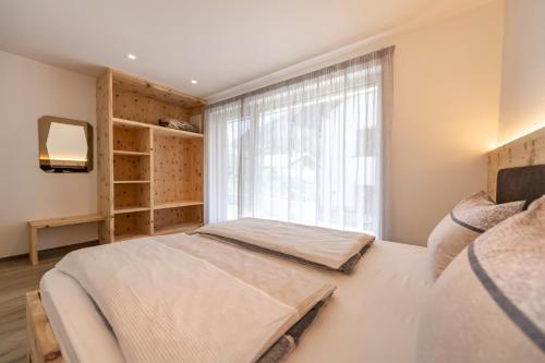 奥蒂塞伊Apartment Dauru的一间卧室设有两张床和窗户。