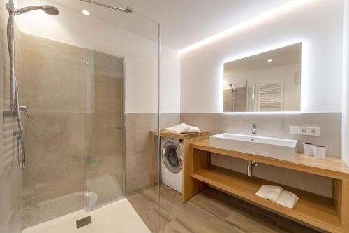 奥蒂塞伊Apartment Dauru的一间带水槽和洗衣机的浴室