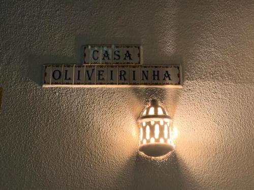 萨格里什Casa Oliveirinha - Sagres的挂在墙上的有路标的灯