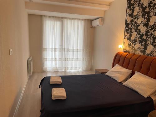 巴库Park Azure luxury的一间卧室设有一张大床和大窗户