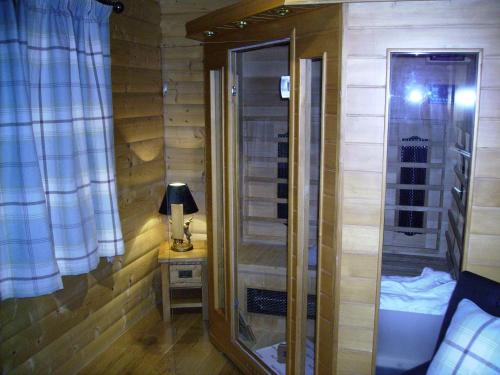 卡莱尔Pheasant Lodge Scottish Borders的带淋浴的浴室和带台灯的桌子