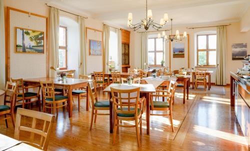 Zellertal克勒可图尔酒店的用餐室配有木桌和椅子
