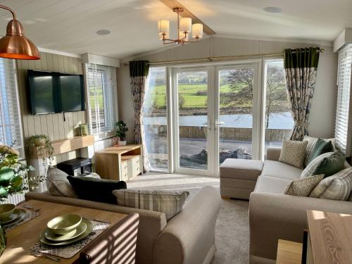 Pendleton5 Lake View, Barrow, Clitheroe - in the heart of the Ribble Valley的客厅配有沙发和桌子