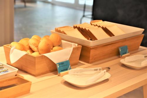 嘉义市偶然行旅的一张桌子,上面放着两盒木面包和奶酪