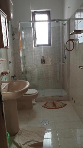 Santa Domenica TalaoCasaAltieri的带淋浴、卫生间和盥洗盆的浴室