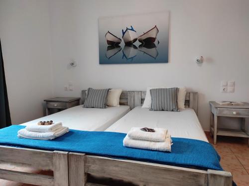 纳乌萨Isalos Paros的一间卧室配有两张带毛巾的床