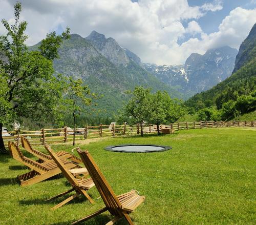 特伦塔Organic Tourist Farm Pri Plajerju的两把木椅坐在山地