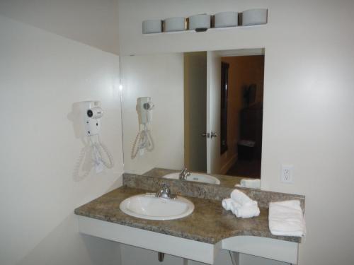 Neguac博塞茹尔汽车旅馆的一间带水槽和镜子的浴室