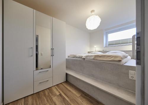 库克斯港Fährstrasse 2的一间卧室设有一张床和一个窗口