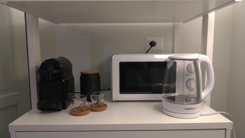 罗马La stanza di Camillo的厨房柜台配有微波炉和搅拌机