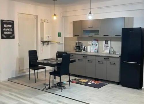 雅西Apartament de lux intr-o zona rezidentiala linistita的厨房配有桌椅和冰箱。