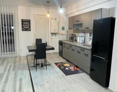 Apartament de lux intr-o zona rezidentiala linistita的厨房或小厨房