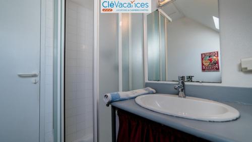 特雷沃 - 特雷吉涅克Grand LARGE FACE A LA PLAGE TRESTEL的一间带水槽和镜子的浴室