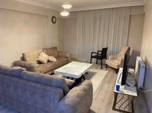 YıldırımBURSA TELEFERIK 4 1 DUPLEX apartment的带沙发和电视的客厅