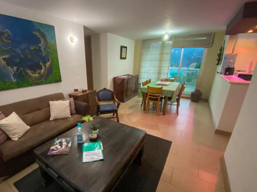 危地马拉2 Rooms, 1 King Size bed, 64" Smart HDTV的客厅配有沙发和桌子