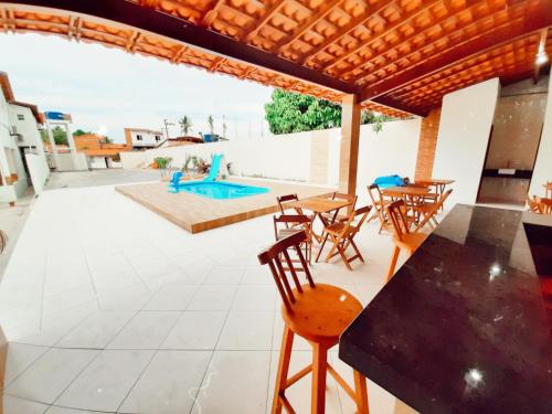 巴雷里尼亚斯Pousada Brilho dos Lençóis的一个带桌椅的庭院和一个游泳池