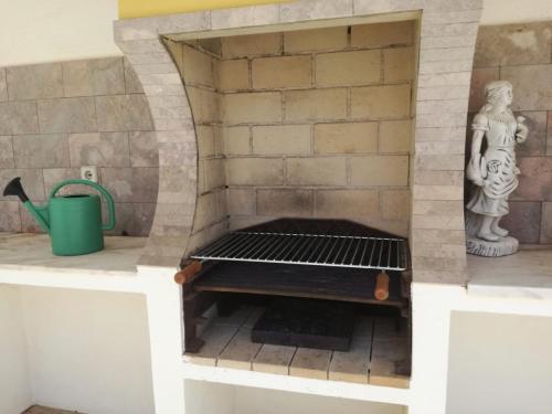 萨格里什Casa Oliveirinha - Sagres的厨房里砖墙的比萨饼烤箱