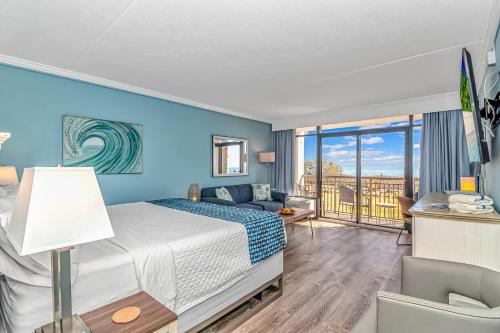 默特尔比奇Oceanfront Suite Grande Cayman 124的酒店客房,配有床和沙发