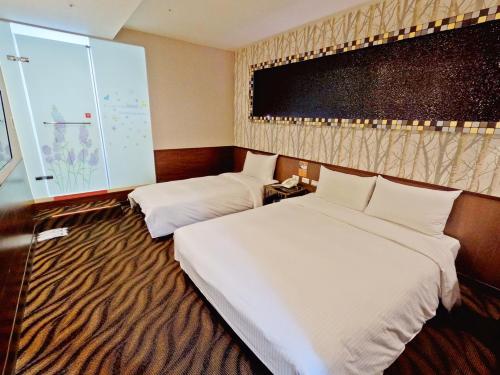 台北星西門行旅的酒店客房设有两张床和大窗户。