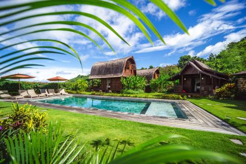 龙目岛库塔Villa Ellya的一座带游泳池的房子的图象