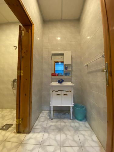 阿哈达روز الهدا的一间带水槽、镜子和淋浴的浴室
