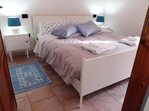 托雷戴科尔萨里Casa Ester的卧室内的一张带两个枕头的白色床