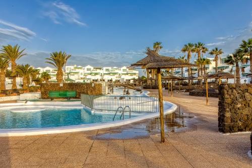科斯塔特吉塞N E W 2021 My-Lanza the Luxury ONE的一座度假村游泳池,酒店背景