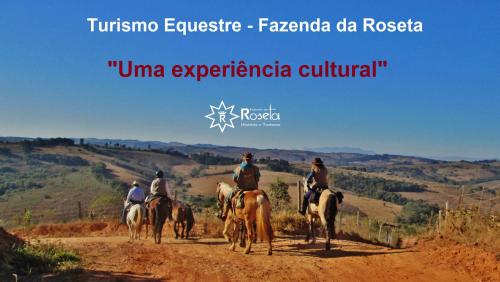巴埃彭迪Fazenda da Roseta - Turismo Rural e Passeios a Cavalo -的一群骑马的人在土路下骑着