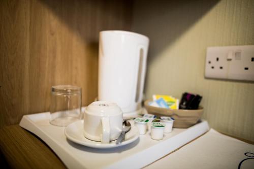 伦敦中央酒店的茶壶和茶杯放在房间里