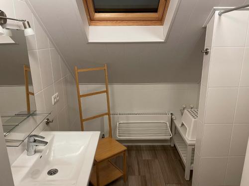 Tofino, een comfortabel vakantiehuis naast een bos en zwemmeer的一间浴室