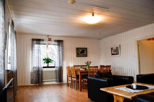 格兰耶德Villa Sjöhästen的一间带桌椅的用餐室
