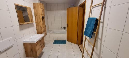 科琴斯顿巴赫VIA MALA Apartment的浴室配有卫生间、盥洗盆和浴缸。