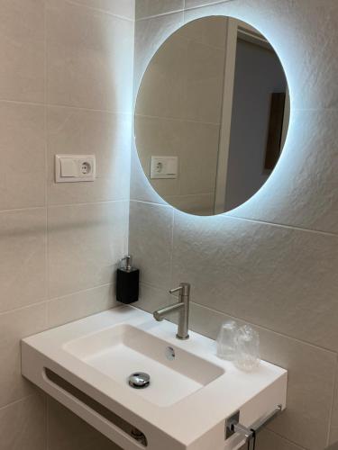 卡拉费尔罗维奥膳食公寓的一间带水槽和镜子的浴室