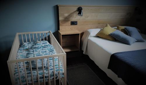 坎加斯德尔纳尔塞亚Prao del Molin的一间卧室配有两张单人床和一张婴儿床。