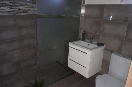 杰泽扎尼holiday home, Jezierzany的浴室配有白色水槽和卫生间。