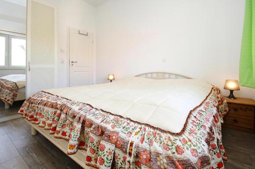 马尔肖Apartment lake view, Malchow的一间卧室配有一张大床,床上有被子