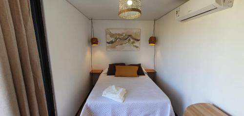 科洛尼亚-德尔萨克拉门托FLORANVICk incluye 2 bicis!!的小房间设有一张带黄色枕头的床