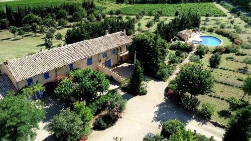 叙兹拉鲁斯Mas des Lavandes - 3 gîtes de charme au calme avec grande piscine en Drôme-Provençale的葡萄园内房屋的空中景观