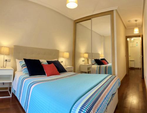 奥维多Apartamento Europa Prados - Atenea的一间卧室配有一张大床和镜子