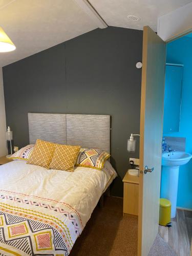 奇切斯特Lakeside的一间卧室配有一张带灰色墙壁的床