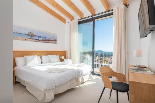 凯玛丽Placeta Vella Turismo de Interior的一间卧室设有一张大床和一个大窗户