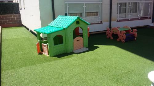 诺哈Holiday的草上的小绿色玩具屋