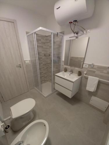 热那亚Domus Genuensis的浴室配有卫生间、盥洗盆和淋浴。