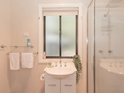 金德拜恩Jackson Hole 3的白色的浴室设有水槽和淋浴。